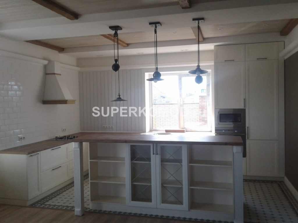 Белая кухня со столешницей в цвет дерева в дом