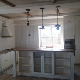 Белая кухня с островом и встроенным холодильником