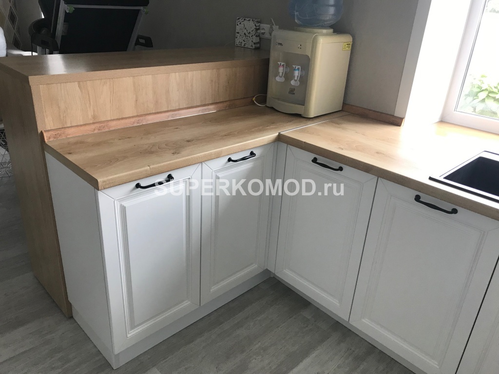 Белая кухня с островком