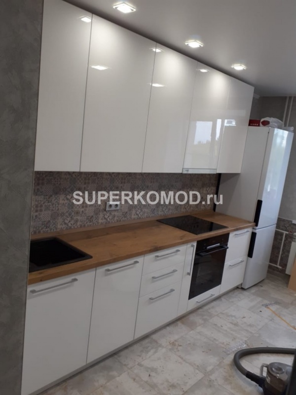 Белая кухня в скандинавском стиле с мойкой из камня
