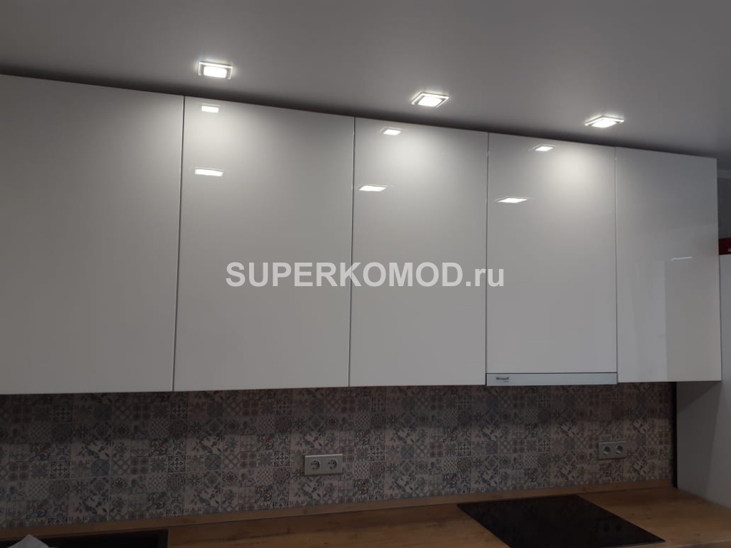 Белая кухня в скандинавском стиле с мойкой из камня