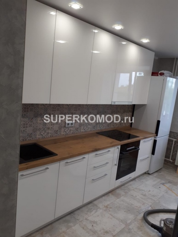 Белая кухня в скандинавском стиле с мойкой из камня