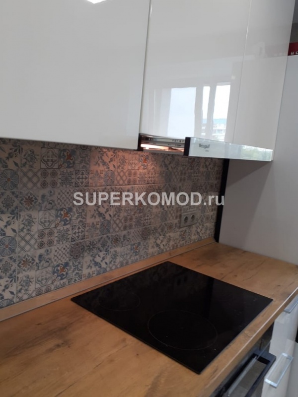 Белая кухня в скандинавском стиле с мойкой из камня