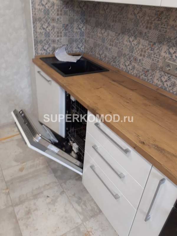 Белая кухня в скандинавском стиле с мойкой из камня
