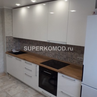 Белая кухня в скандинавском стиле с мойкой из камня