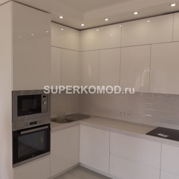 Белая глянцевая угловая кухня