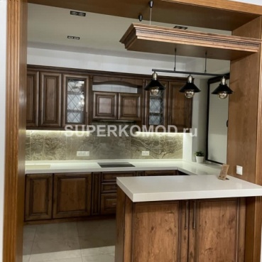 Классическая деревянная кухня со столешницей из камня