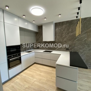 Современная п-образная кухня со столешницей под камень