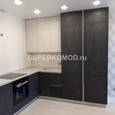 Маленькая угловая кухня со столешницей под камень