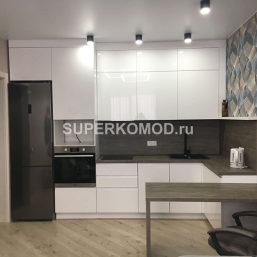 Светлая угловая современная кухня с деревянной столешницей