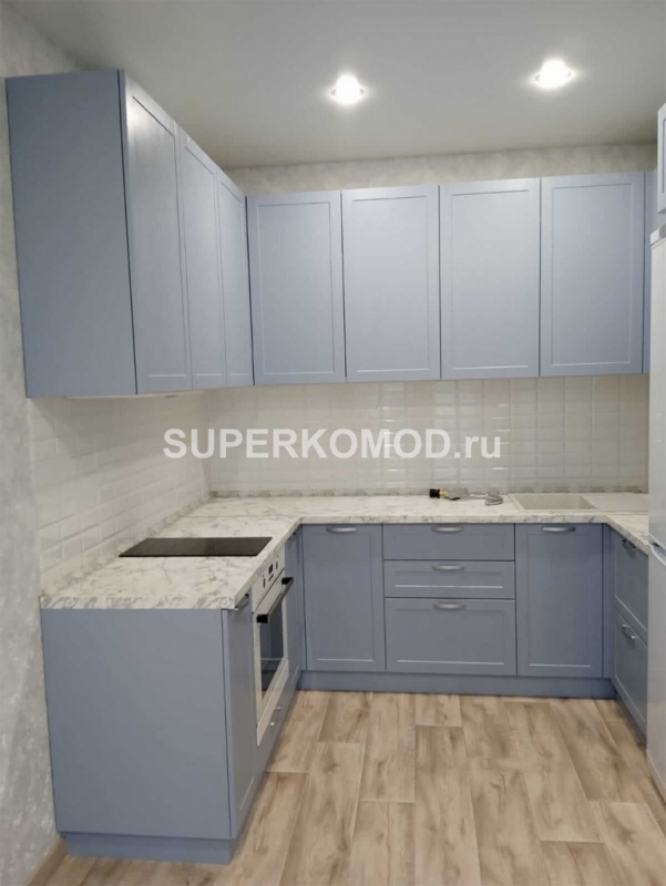 Маленькая п-образная кухня со встроенной вытяжкой