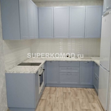 Маленькая п-образная кухня со встроенной вытяжкой