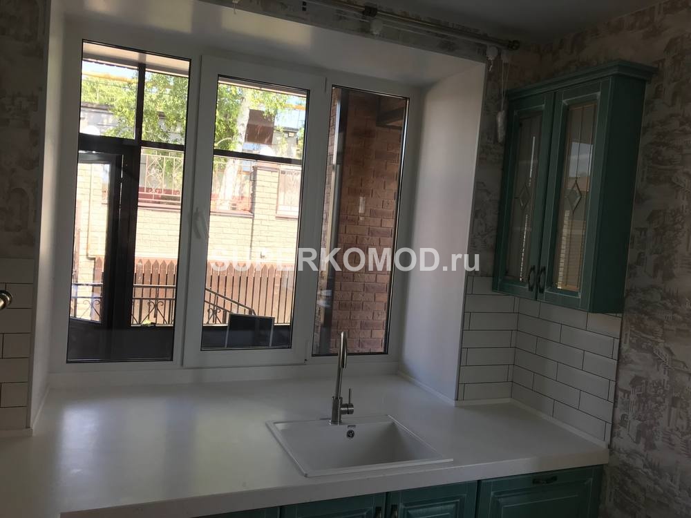 П-образная кухня изумрудного цвета в дом