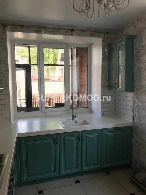 П-образная кухня изумрудного цвета в дом