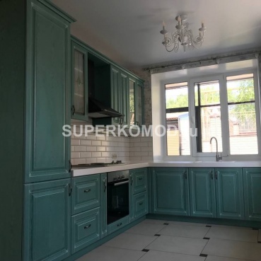 П-образная кухня изумрудного цвета в дом на заказ недорого