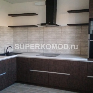 Темная угловая кухня без навесных шкафов на заказ