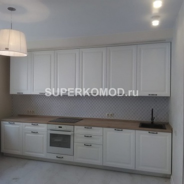 Белая прямая кухня в скандинавском стиле со встроенной вытяжкой