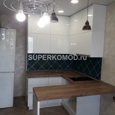 Кухня с деревянной столешницей и мойкой из искусственного камня