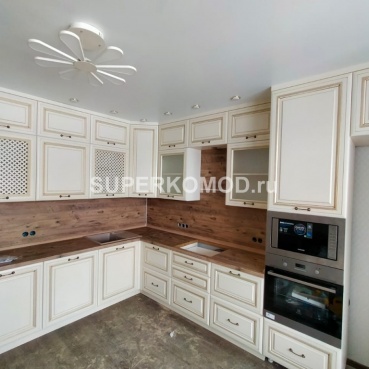 Светлая угловая кухня с деревянной столешницей заказать недорого