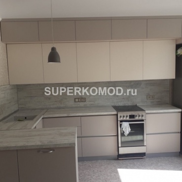 Светлая п-образная кухня в современном стиле на заказ