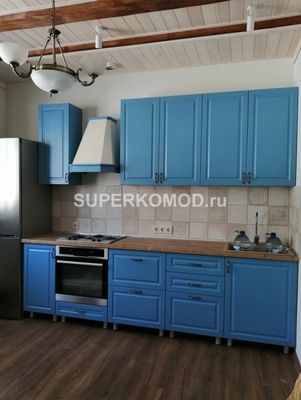 Современная кухня синего цвета с деревянной столешницей