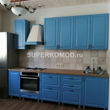 Современная кухня синего цвета с деревянной столешницей на заказ