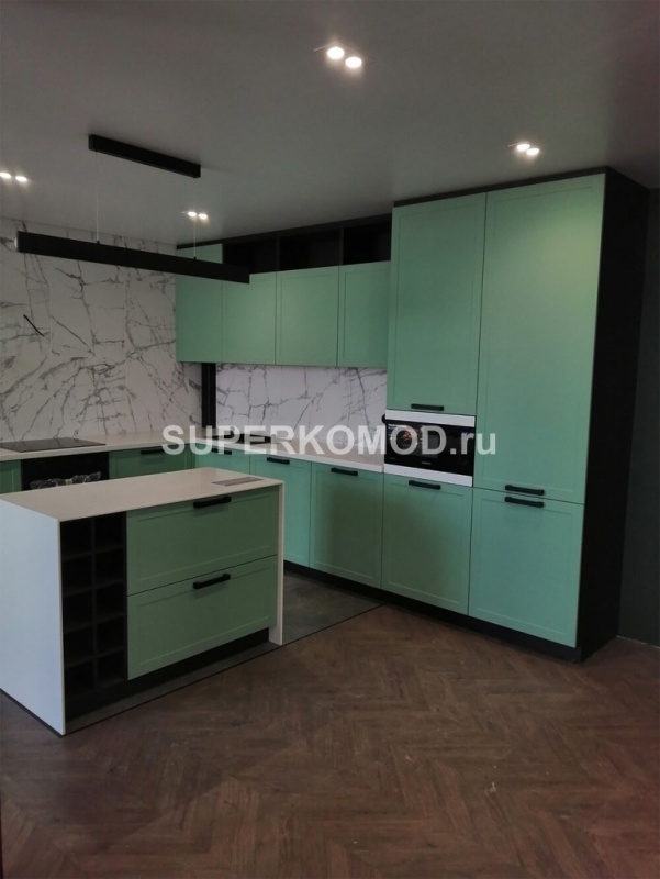 Угловая кухня мятного цвета с островом на заказ