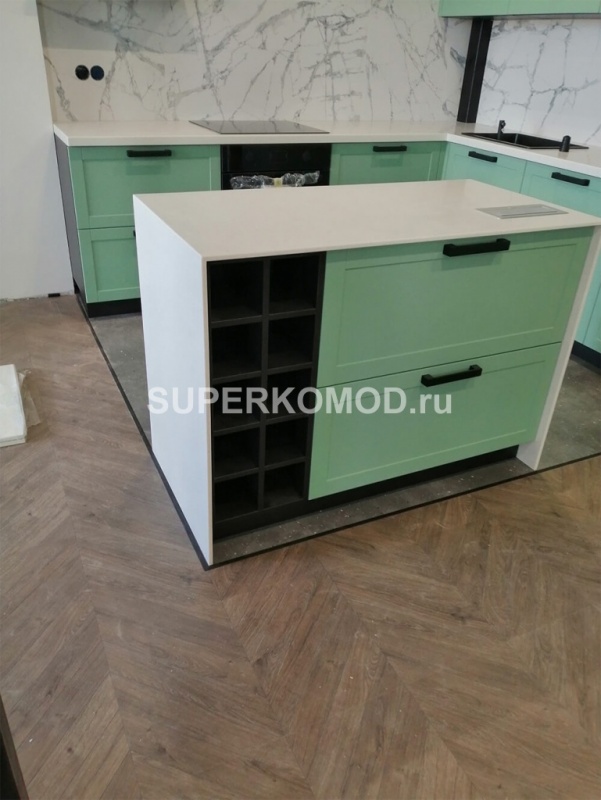 Угловая кухня мятного цвета с островом на заказ