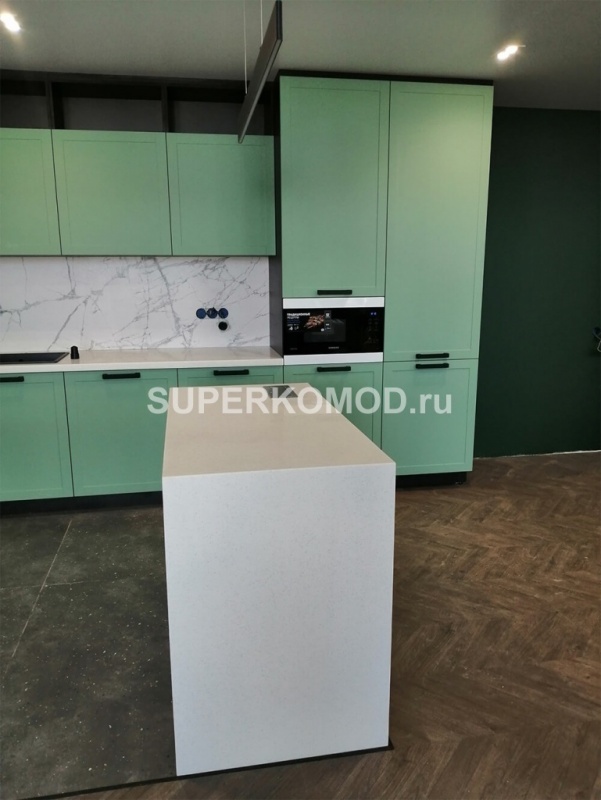Угловая кухня мятного цвета с островом на заказ