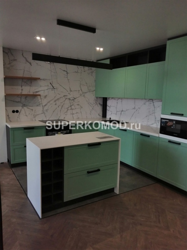 Угловая кухня мятного цвета с островом на заказ