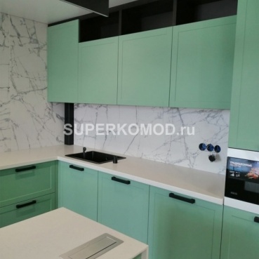 Угловая кухня мятного цвета с островом на заказ