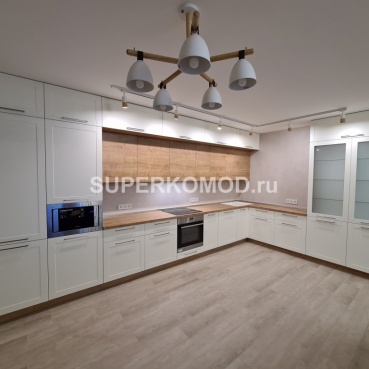Кухня белая угловая со встроенной мебелью на заказ