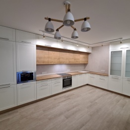 Кухня белая угловая со встроенной мебелью