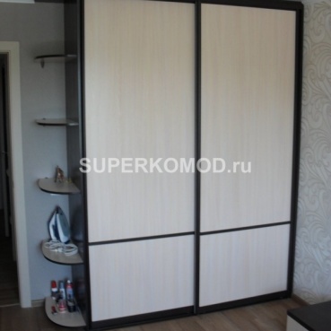 Фото светлого шкафа-купе с внешними боковыми полочками Фото светлого шкафа-купе с внешними боковыми полочками