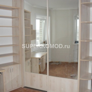 Светлый шкаф купе с зеркальными дверцами и множеством полок и шкафчиков