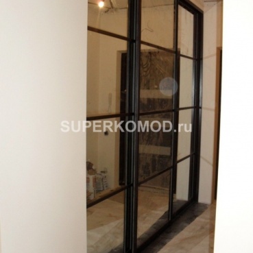 Зеркальный раздвижной шкаф-купе с окантовкой из темного дерева Зеркальный раздвижной шкаф-купе с окантовкой из темного дерева