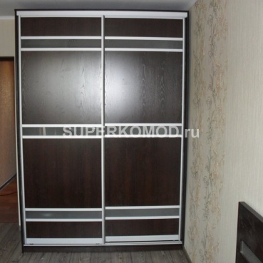 Раздвижной купе-шкаф со вставками из матового стекла