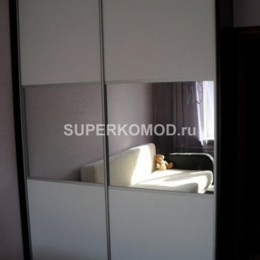 Средний шкаф с раздвижными дверями с зеркалом