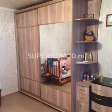 Шкаф-купе с комодом и полочками Шкаф-купе с комодом и полочками