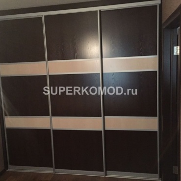 Шкаф-купе с тремя раздвижными дверьми Шкаф-купе с тремя раздвижными дверьми