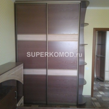 Шкаф стандартного размера с боковыми полочками в спальню Шкаф стандартного размера с боковыми полочками в спальню