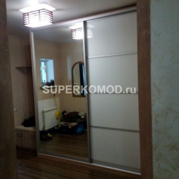 Шкаф с раздвижными зеркальными дверцами в прихожую