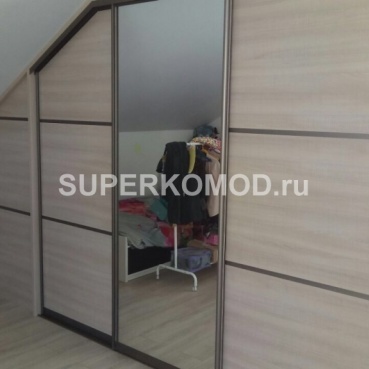 Шкаф-купе на заказ в мансарду