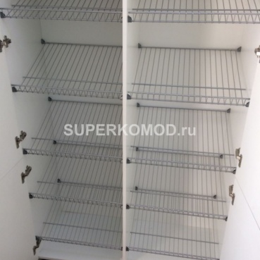 Маленький шкаф с решетчатыми полочками