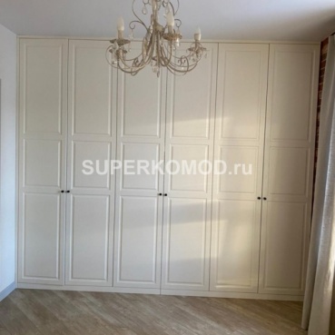 Большой встроенный шкаф в спальню