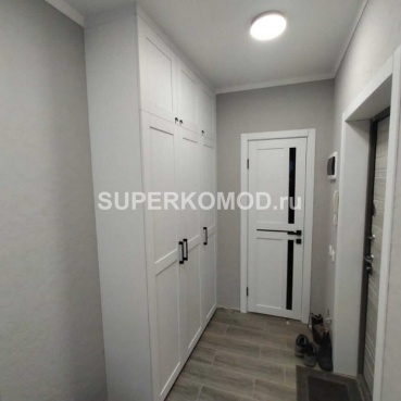 Высокий шкаф в прихожей 