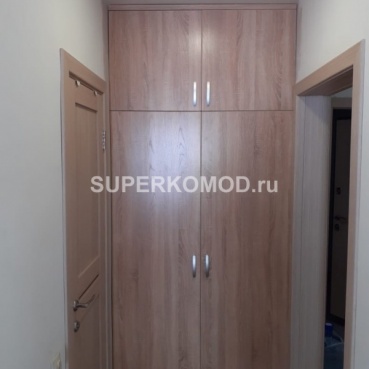 Распашной встроенный шкаф средних размеров Распашной встроенный шкаф средних размеров