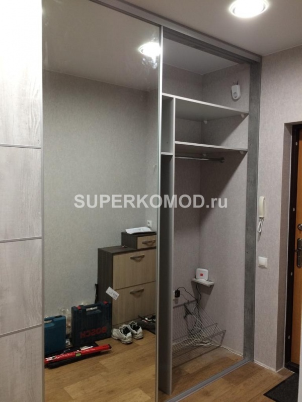 Шкаф-купе в прихожую в сером цвете