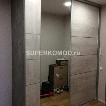 Шкаф-купе в прихожую в сером цвете