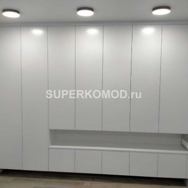 Большой белый распашной шкаф в спальню